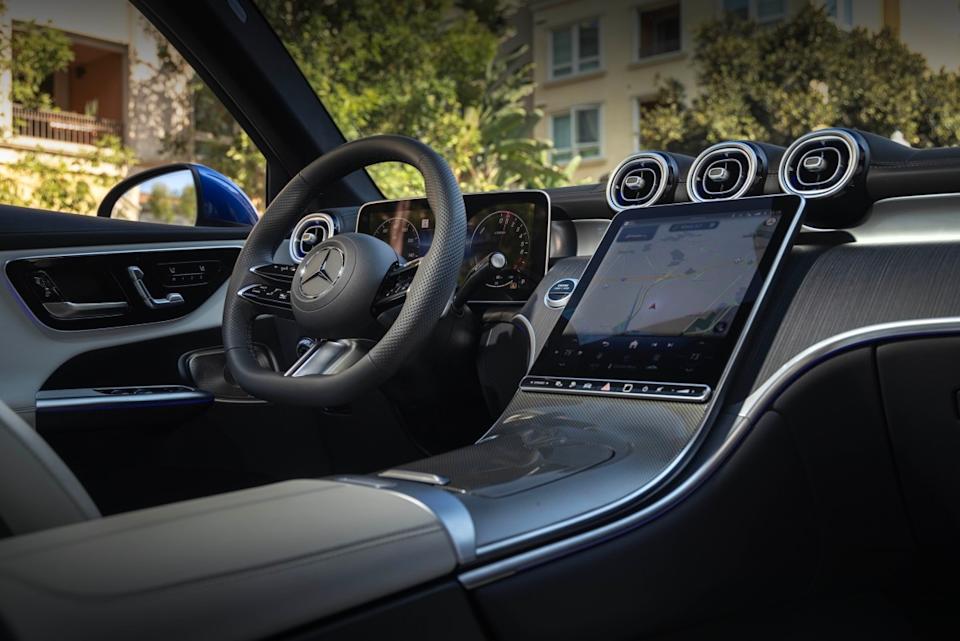 Представлен новый электрический Mercedes-Benz GLC с гигантским 39-дюймовым дисплеем в салоне